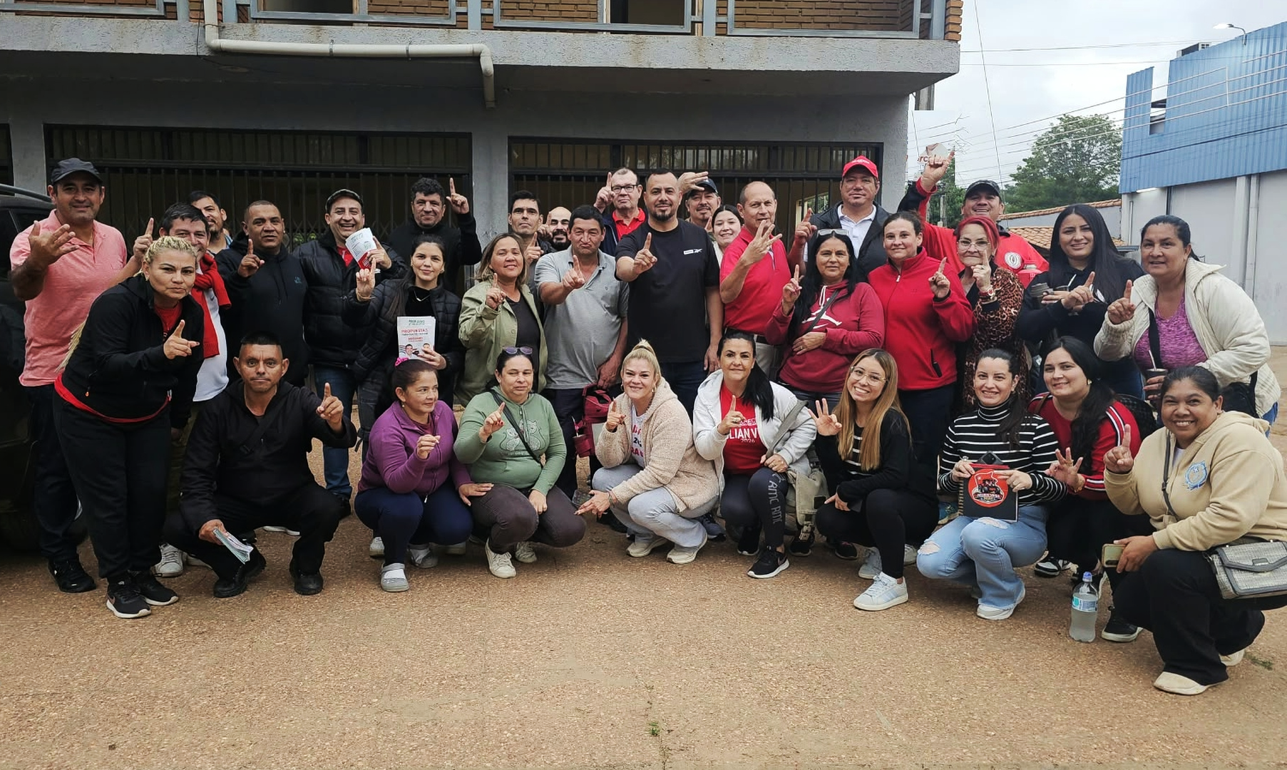 Diego Aguayo con vecinos de Mariano Roque Alonso